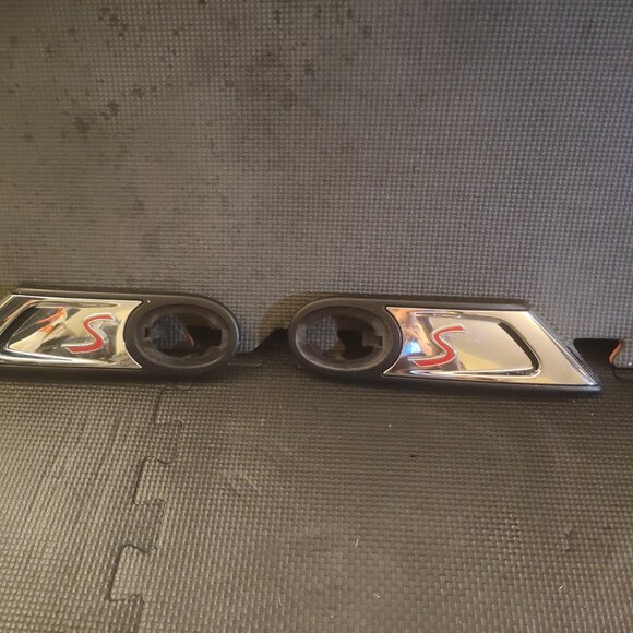 2007-2015 MINI COOPER S Front Fender Turn Signal Side Scuttles - Picture 2 of 4